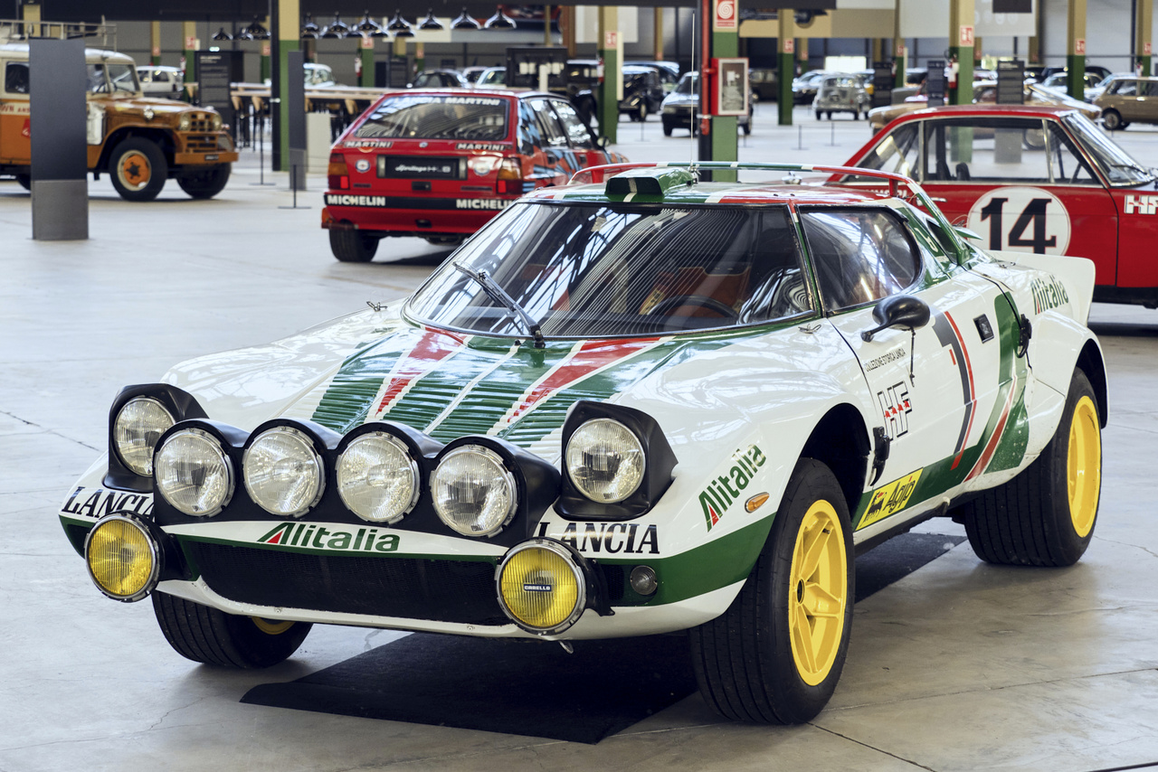 Mivel is zárhatnánk a sort, ha nem a Lancia Stratos HF-el? Az első, kifejezetten raliversenyzésre kifejlesztett autó, a Marcello Gandini által rajzolt karosszéria közepén a Ferrari Dino V6-os motorjával. Csoda.