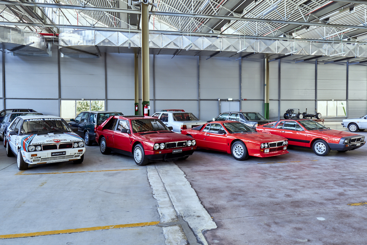 A két szélső gép sem rossz, de a középső kettő a lényeg: Lancia Delta S4 Stradale és Rally Stradale. Hogy a rali világbajnokság B-csoportjába homologizálják a kocsikat, le kellett gyártani 200 utcai változatot, ezek ötször annyiba kerültek, mint a HF Turbo. 