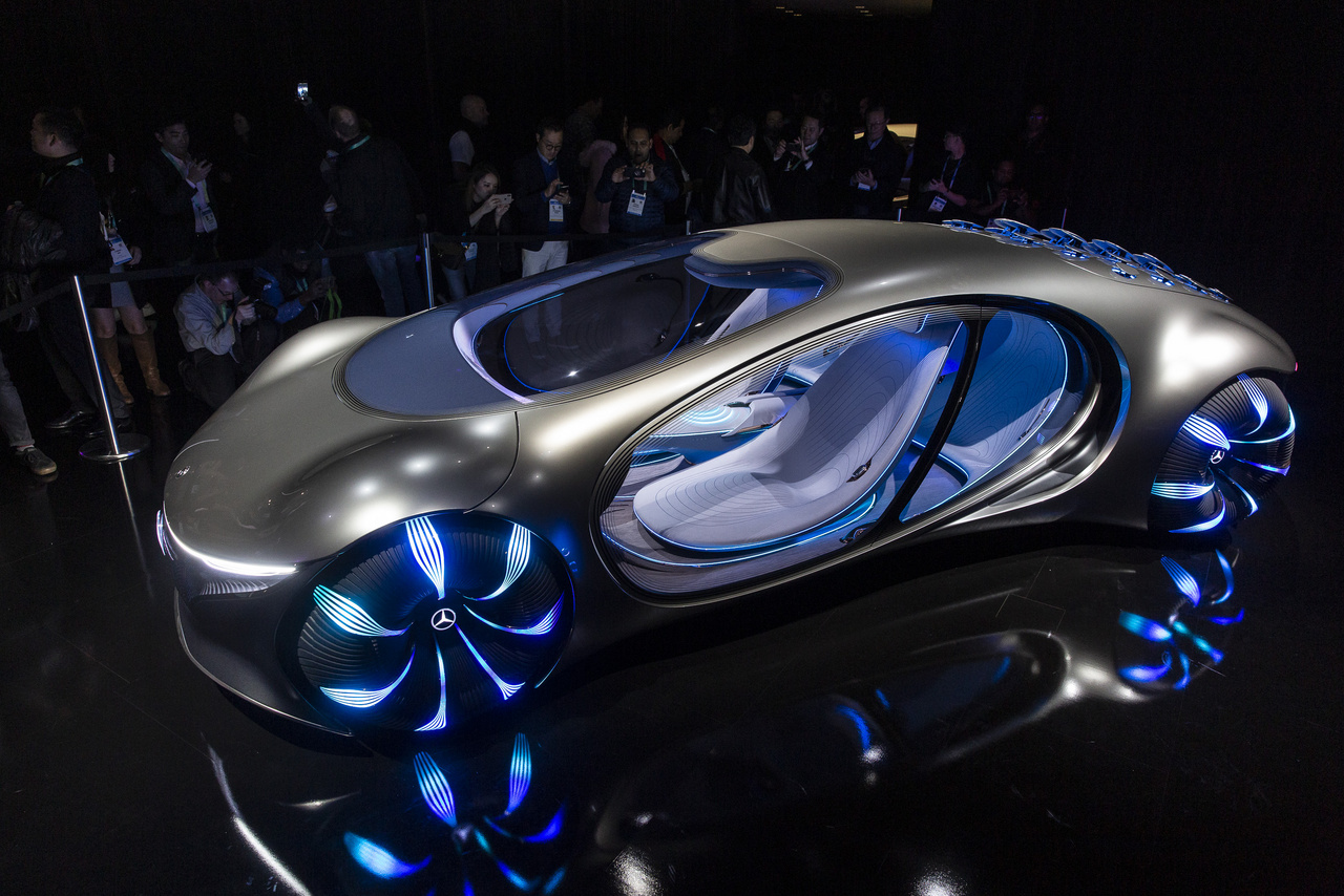 A legnagyobbat idén a Mercedes-Benz gurította, ami a koncepcióautókat illeti. Nem igazán világos, hogy a marketingen kívül még milyen megfontolásból álltak össze James Cameron filmrendezővel, de a lényeg, hogy az Avatar című film ihletésére építettek egy olyan autót, amitől mindenkinek leesik az álla. A Vision AVTR (Avatar és Advanced Vehicle Transformation egyben) csupa ív és domborulat, csupa fény és árnyék, olyan mint valami organikusan termett luxusgépkocsi topográfiai topográfiai térképe. Már a kerekei lenyűgözőek (egymástól függetlenül mozoghatnak, emiatt az autó képes 30 fokban oldalazva is gurulni), de gyakorlatilag minden egyes részletén hosszan el lehet időzni, a műszerfaltól (amin természetesen nincsenek műszerek, egyetlen íves kijelző az egész) kezdve, az üléseken (igazi kagylóhéjak) át a hátán lévő szellőzőkig (33 bionikus szárnyacska, amik akár kommunikációra is alkalmasak). A Mercedes azt mondja, hogy az elektromos négykerék-meghajtású, 350 kW-os motorral felszerelt Vision AVTR karbonsemleges, újrahasznosítható, környezetbarát anyagokból készült, de még a grafénalapú akkumulátora is komposztálható. Kormánykerék és hasonló haszontalanságok nincsenek benne, a sofőr a középső konzolon lévő érintős kontrollerrel irányítja az autót, a szerkezet érzékeli a vezető szívverését, lélegzetét, így tudja beazonosítani az autó tulajdonosát is. Az autó AI-ja figyeli az utasok alapvető életjeleit is, és azokhoz igazítja az utastér atmoszféráját, az utasok pedig ha fölemelik tenyerüket, az abba vetített kezelőfelületen különféle autóba épített funkciókat tudnak elérni. Az persze teljesen nyilvánvaló, hogy az AVTR sosem lesz sorozatgyártott autó, de a belezsúfolt forradalmi technológiák mindegyike megjelenhet idővel a jövendő autókban. Ha ezek közül egyet kellene kiemelni, akkor az akkumulátor hangik a legígéretesebbnek: a Mercedes szerint az autó energiatárolója "grafénalapú szerves sejtkémiai" elven működik (jelentsen ez bármit is), és semmiféle ritka, mérgező vagy drága fémet nem tartalmaz – ha mindez igaz, és kellő hatásfokkal működik is, az tényleg forradalmasíthatja az akkumulátorok gyártását és felhasználását.