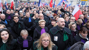 Több ezren vonultak utcára Varsóban a bírói függetlenségért