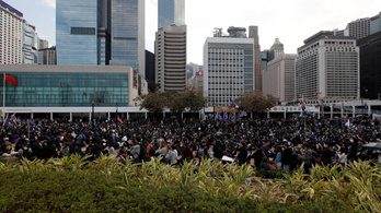 Több tízezren tüntettek újra Hongkongban