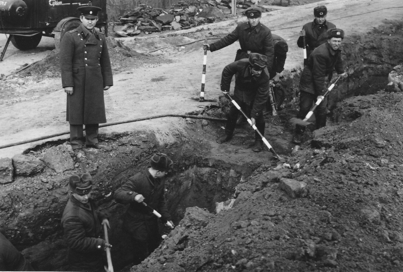 Kivezényelt katonák is ásták az árkot a fűtőcsöveknek