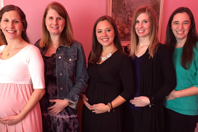 Hihetetlen, de az 5 barátnő egyszerre lett terhes: évekig küzdöttek, hogy babájuk legyen