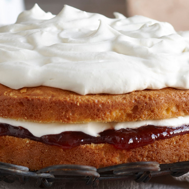 Mennyei angol vajas süti: az omlós Viktória-tortát a tejszínhab teszi teljessé