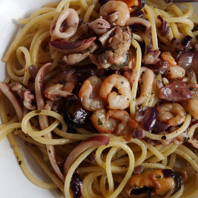 Kiadós spagetti tenger gyümölcseivel - Villámgyors, izgalmas tésztaétel a rohanós napokra