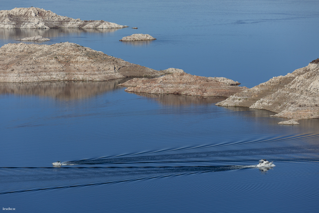 A Colorado-folyó felduzzasztásával kialakult Mead-tó az Egyesült Államok legnagyobb víztározója, ami Arizona, Kalifornia és Nevada államok közel húszmillió lakójának vízellátását, egyben a környező mezőgazdasági területek öntözését biztosítja. A 180 kilométer hosszú, nagyjából 600 négyzetkilométernyi felületű mesterséges tó 1964 óta nemzeti rekreációs övezetnek számít, strandok, vízi sportolási lehetőségek várják itt a turistákat és a helyi lakosokat.