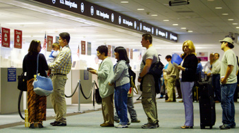 Az amerikai reptereken szűrni fogják a Kínából érkezőket az új tüdőgyulladás-vírus miatt