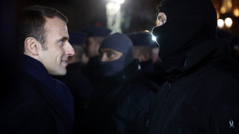 Rendőrök segítettek kijutni Macronéknak a színházból