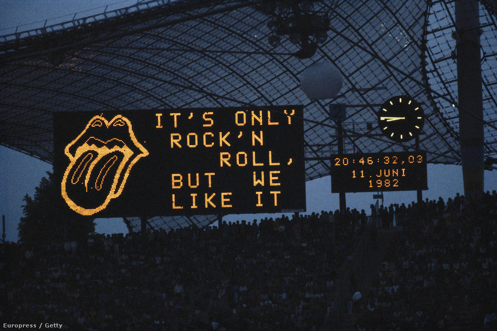 A müncheni Olimpia Stadion kivetítője 1982-ben: "Ez csak rock 'n roll, de mi szeretjük."