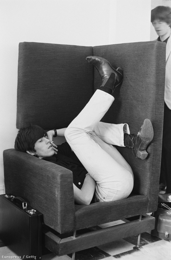 Keith Richards pihen. Önéletrajzi könyvében a gitáros elárulja, hogy a hetvenes években volt olyan időszak is az életében, hogy napokig nem aludt, azt sem tudta milyen napszak van, és csak zenélt folyamatosan. Persze az ébrenléthez több zacskónyi drogra is szüksége volt, de ez a legtöbbször nem jelentett gondot a számára.