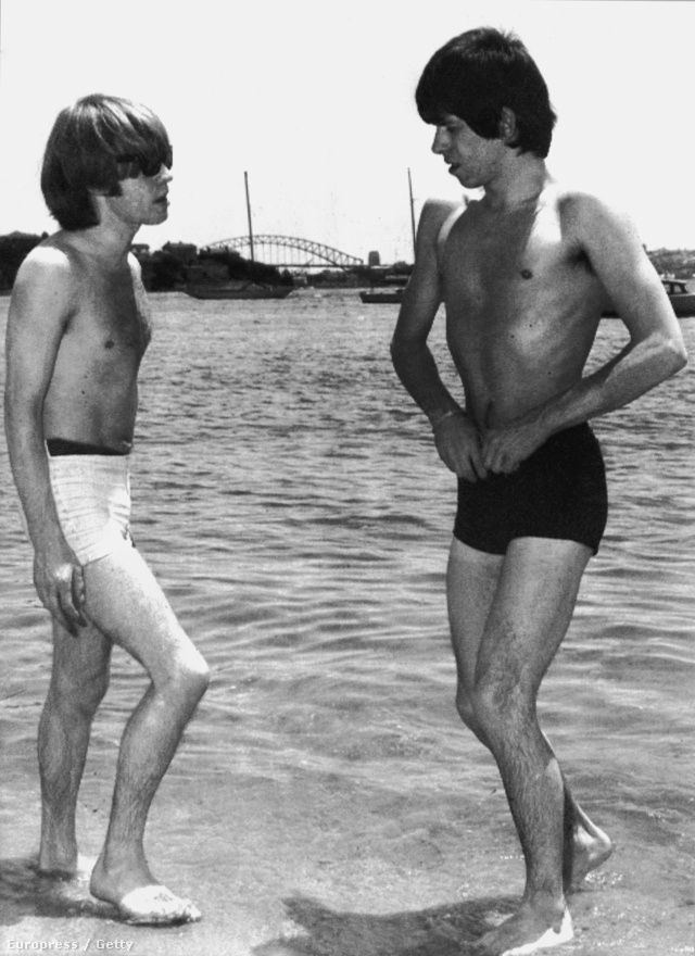 Brian Jones és Keith Richards a sydneyi tengerparton 1965-ben. A zenekar első korszaka a megállás nélküli munkából állt. Volt, hogy évente három lemezt is kiadtak, plusz folyamatosan turnéztak. Ebből csak a hetvenes években vettek vissza, amikor már egymás társaságát sem élvezték annyira.