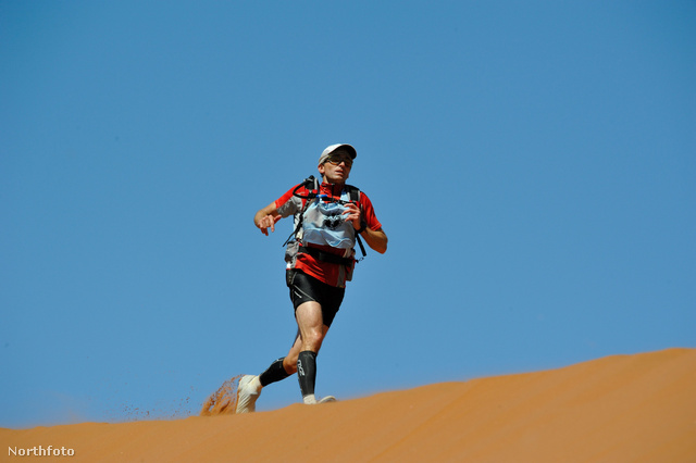 Rick Gannon futja az ultramaratont a Namíb-sivatagban, nála van a jegygyűrű