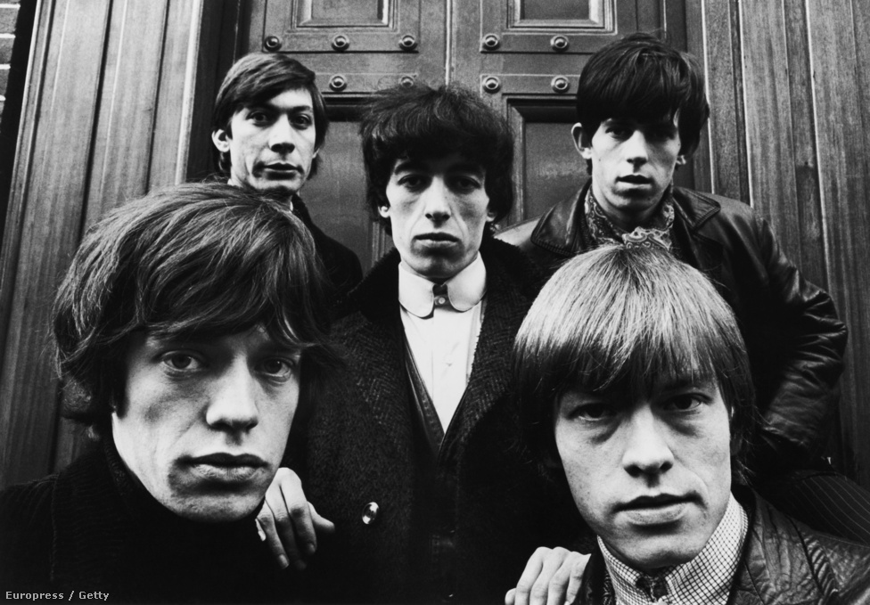 A Rolling Stones klasszikus felállása 1964 telén Londonban. Balról jobbra: Mick Jagger, Charlie Watts, Bill Wyman, Keith Richards és Brian Jones. A képen nincs rajta Ian Stewart alapító-billentyűs, aki ekkor már csak mint kiegészítő zenész szerepelt a csapatban. Richards szerint Stewart nélkül nem lett volna Rolling Stones, de érezte, hogy nem illik bele a zenekari képbe, így magától félreállt.