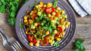 A tökéletes csicseriborsó-saláta mazsolával – mutatjuk, hogyan lesz belőle egészséges köret!