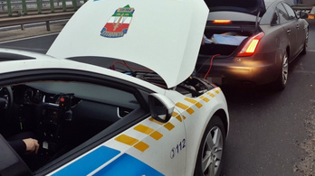 Rendőrök bikázták be a román luxuskocsit az M1-esen