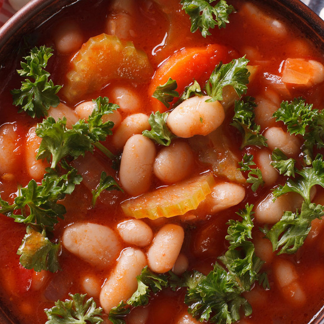 Mediterrán hangulatú fehérbab-leves: ízes és tápláló