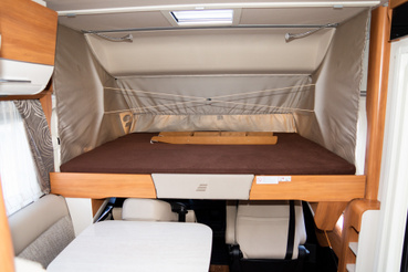 Az integrált lakókocsi egyik legnagyobb előnye, hogy az első ágy nem lóg be a lakótérbe, mint például a BMC-T-nél