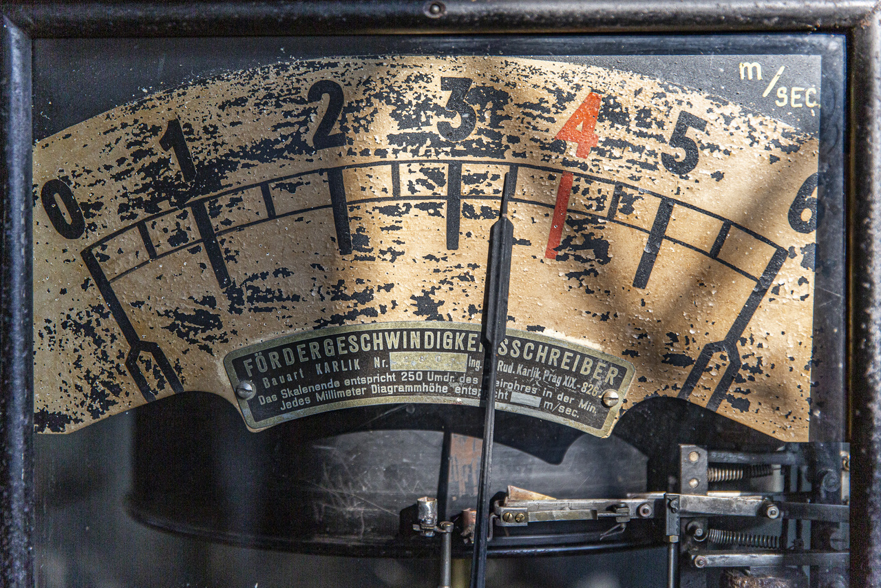 "Fördergeschwindigkeitsschreiber". A bányalift gépházában látható csodás antik bányaműszer egyfajta tachométer, ami mérte a liftek sebességét és rögzítette az általuk megtett utat.