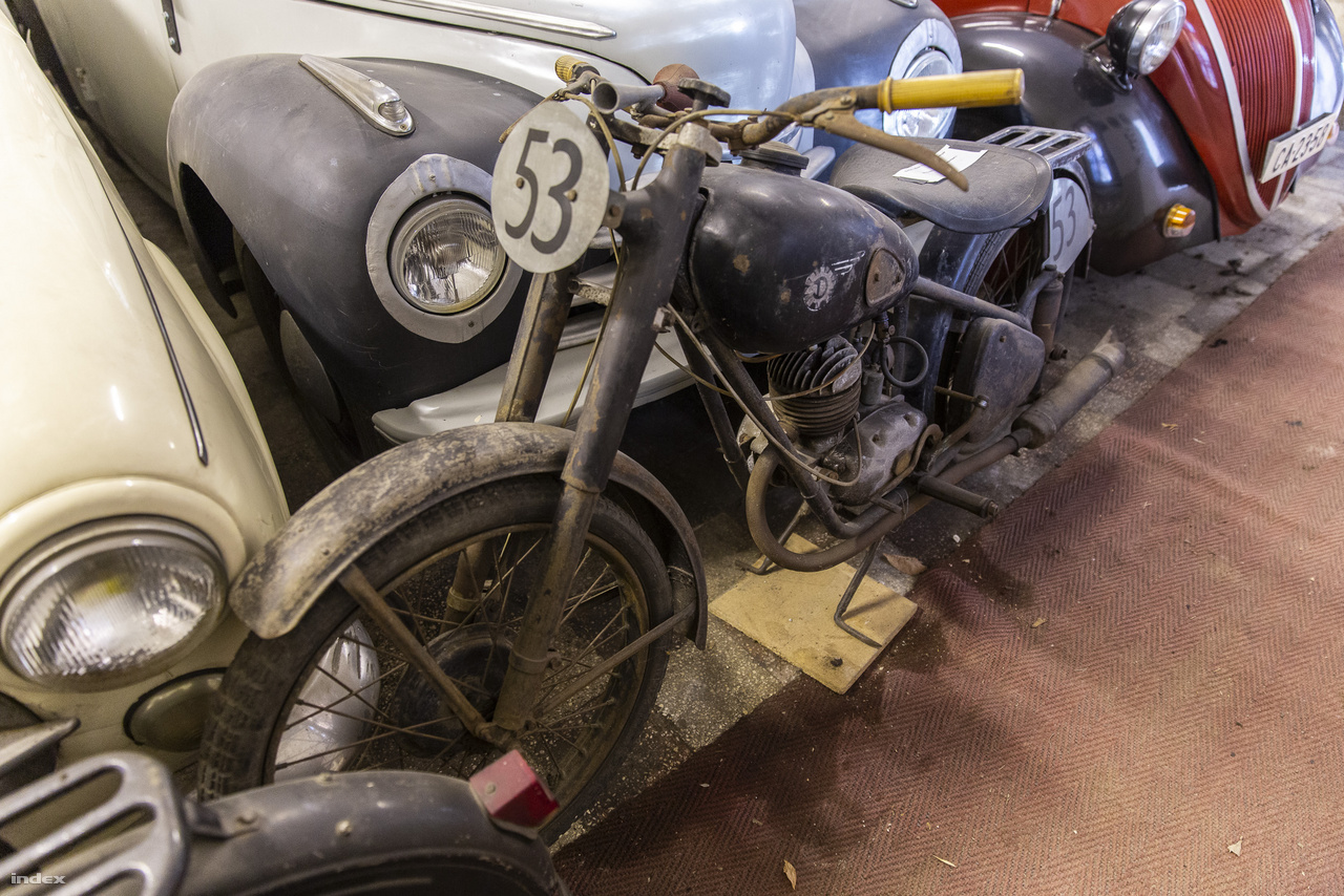 Egy eredeti állapotú – azaz még restaurálás előtt álló – Csepel 125-ös verseny motorkerékpár 1951-ből.