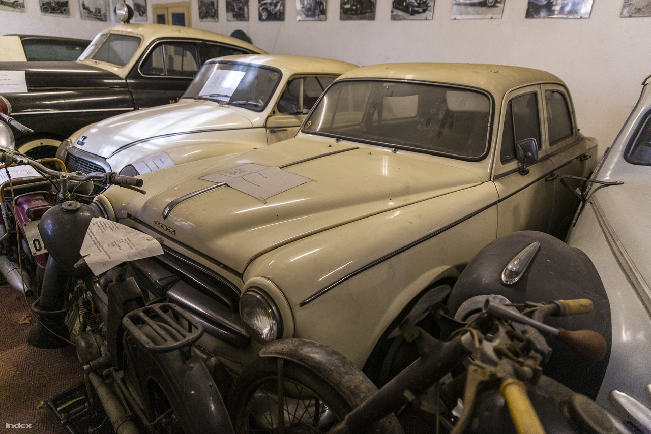 Egy pazar, 1955-től 1966-ig gyártott Peugeot 403. Ilyen autóval– igaz egy kabrióval – járt Columbo hadnagy a filmsorozatban. Mellette egy kortárs: egy kétütemű Auto Union 1000.