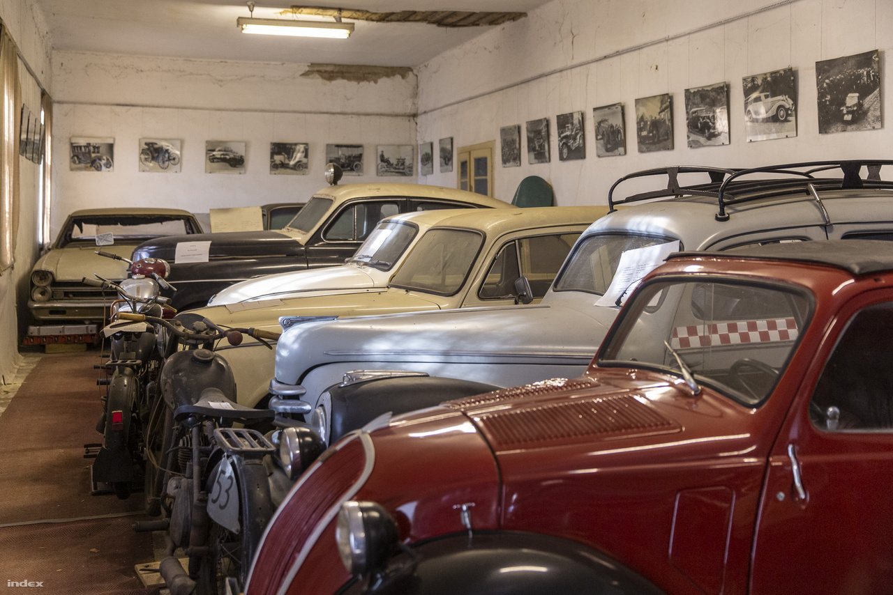 A tatabányai autómúzeum nem túl jó állapotú épületében nagyjából két tucat veterán autó, 7-8 motorkerékpár, és jó néhány egyéb közlekedési relikvia található.