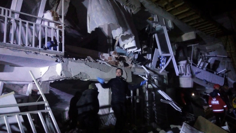 Erős földrengés rázta meg Törökországot, több ember meghalt