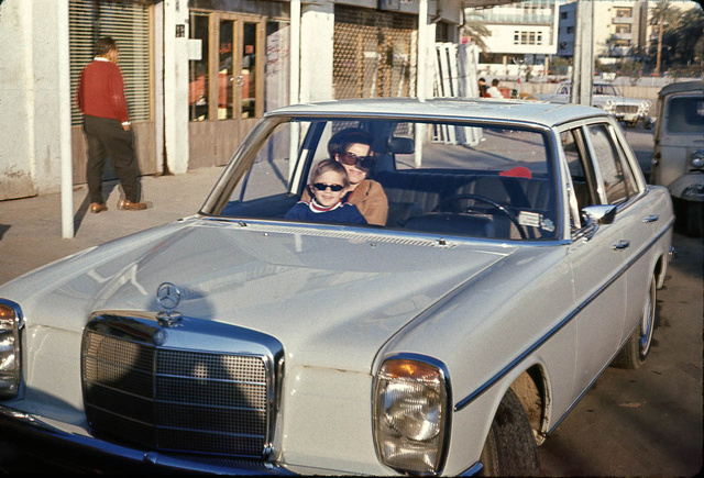 Anyukám ölében, Bagdadban, valamikor 1970 táján. Az ablaktörlő hiányzik, mert úgyse kellett, meg le is lopták volna. Fekete műbőr belső, légkondi nuku, volt, hogy 75 fok volt a kocsiban