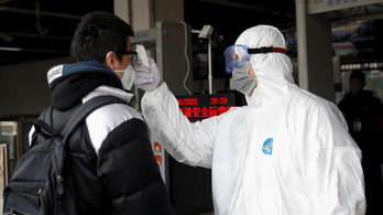 Fél nap alatt újabb harminc halottja lett a kínai koronavírusnak