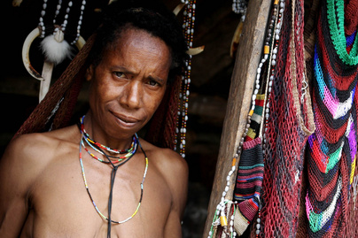 Levágják a nők ujját, ha meghalt valaki a családban: a férfiakra nem vonatkozik a hagyomány az indonéz törzsben