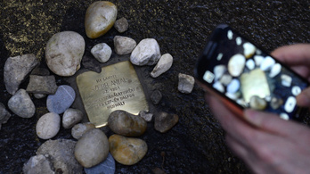 Botlatókövet avattak Szerb Antal háza előtt, az író halálának 75. évfordulóján