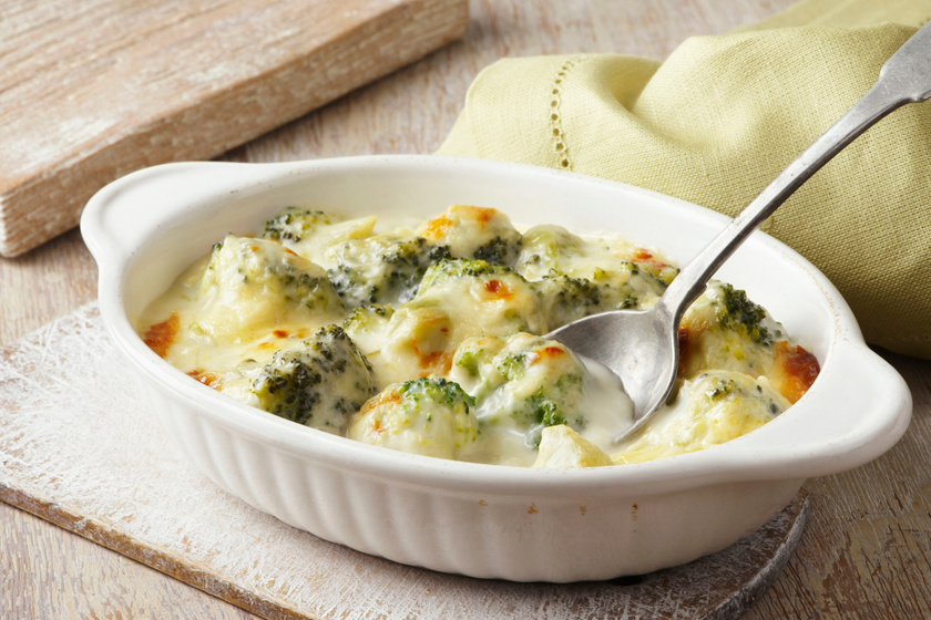 Roppanós, fűszeres brokkoli ínyenc sajtos mártásban: főétel és köret is lehet