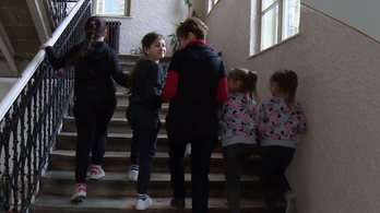 Egy másik iskola kapta meg a ferencvárosi roma diákoknak szánt okostantermet