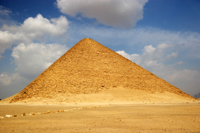 Alig ismerik Egyiptom vörös piramisát: az első tökéletes oldalú építmény régebbi a gízaiaknál