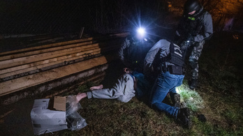Egy dobozzal a hóna alatt menekült a drogkereskedő