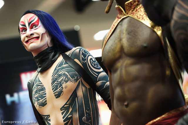 A Cirque du Soleil artistái teljes harci díszben a Comic Conon