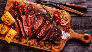 A tökéletes ribeye steak borsos-mustáros gombasalátával – így készítheted el a legegyszerűbben!