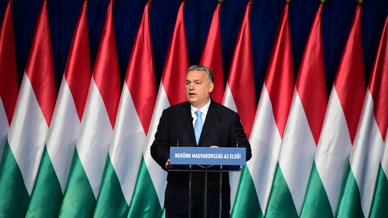 Nem először rúgnak bele a romákba Orbánék