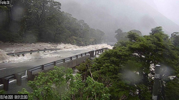 Új-Zélandon 200 turistát vágott el az özönvíz
