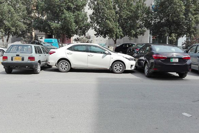 Zseniális leckét kapott a szabálytalanul parkoló autós a többi sofőrtől