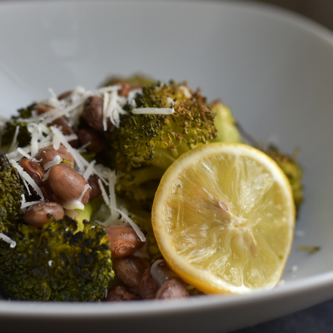 Gyors, egyszerű, egészséges: tepsiben sült brokkoli fehérbabbal és parmezánnal
