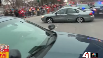 Autó törte át a Chiefs Super Bowl-győzelmét ünneplő tömeget védő kordont
