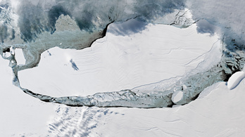 A nyílt óceán felé tart a világ legnagyobb jéghegye