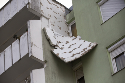 Falakat bontott, és tetőket tépett le a viharos szél az országban: fotókon a pusztítás