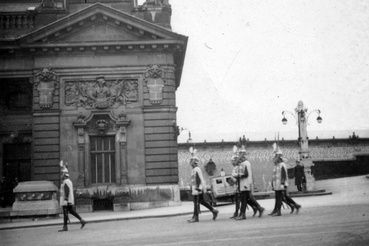 A Főőrség 1936-ban koronaőrökkel, jobbra látható az alsó teraszról felvezető rámpa érkezése egy díszes kandeláberrel.