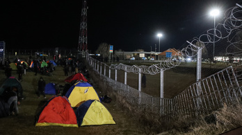 Pár száz menekült elindult a magyar–szerb határhoz