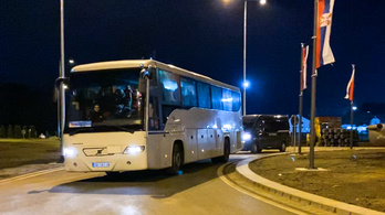 Hajnalra lepörgött a kelebiai migránsmenet: a szerbek buszra tettek és elvittek mindenkit