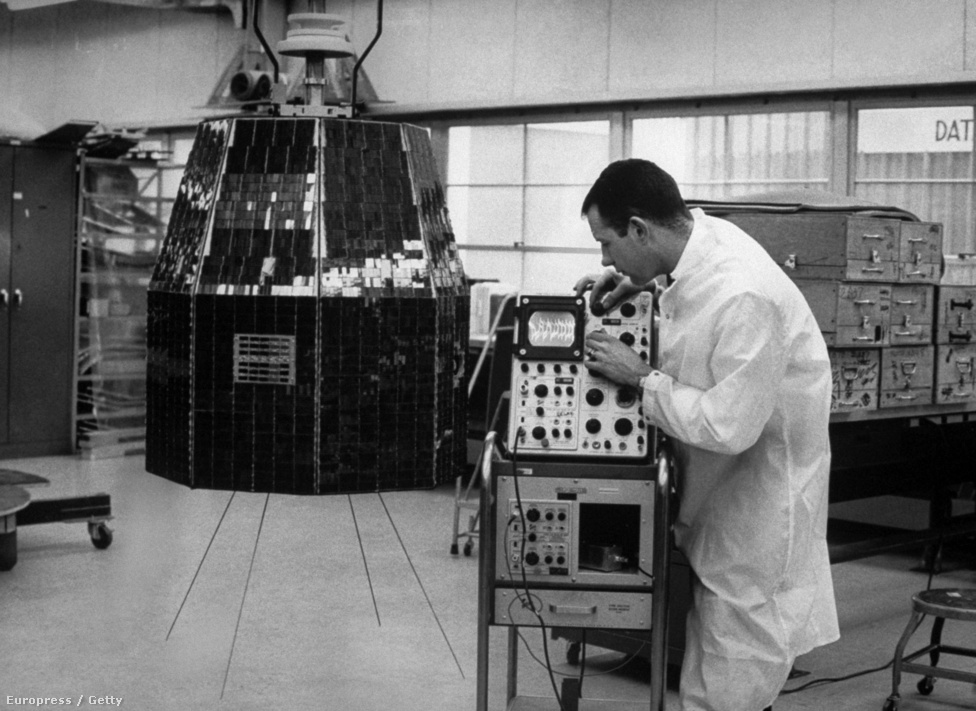 1963. január 8. Gondterhelt mérnök a Bell laborjában. A Telstar 1962 novemberében, a hidegháború kellős közepén elnémult, miután az amerikai és a szovjet hadsereg is légköri atomrobbantásokat hajtott végre: a kényes szerkezet tranzisztorai nem viselték túl jól a megnövekedett sugárzást.
                        