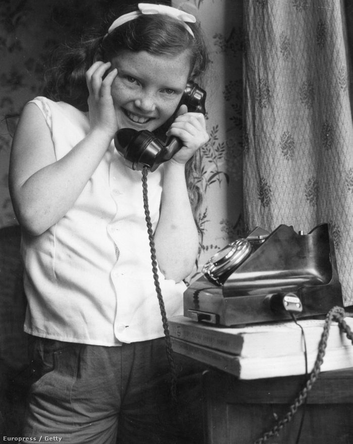 1962. augusztus 17. A 9 éves Sandra Wiseman történelmi jelentőségű telefonhívást fogad szülei londoni lakásában. A polgári előfizetők közül ő használhatta először a Telstar műholdat, hogy beszélhessen az Atlanti-óceán túloldalán, a Tennessee állambeli Columbia Rotary Clubbal.