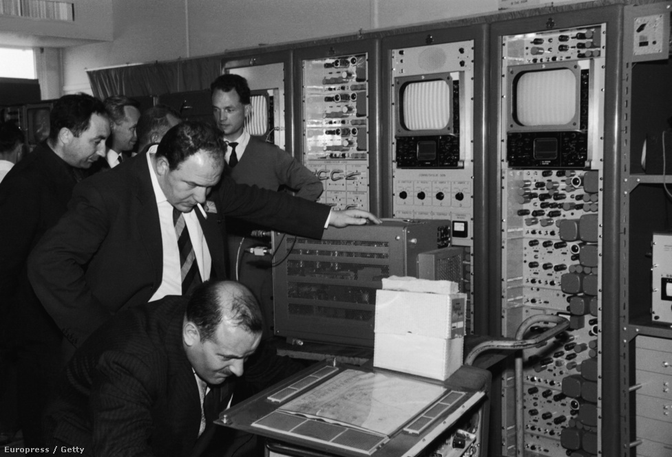 1962. július 11. Technikusok a képernyőket ellenőrzik a Telstar adásának vétele előtt a Pleumeur Bodou telekommunikációs központban Franciaországban.
