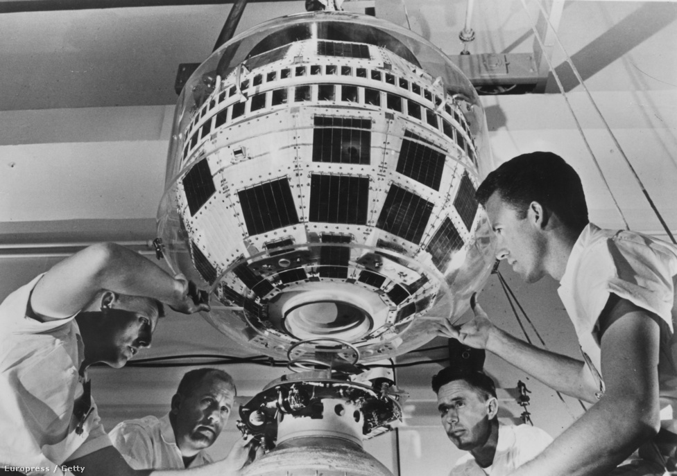 1962. június 1. Cape Canaveral: műszakiak helyére szerelik a Telstar műholdat a Delta rakéta harmadik fokozatába.